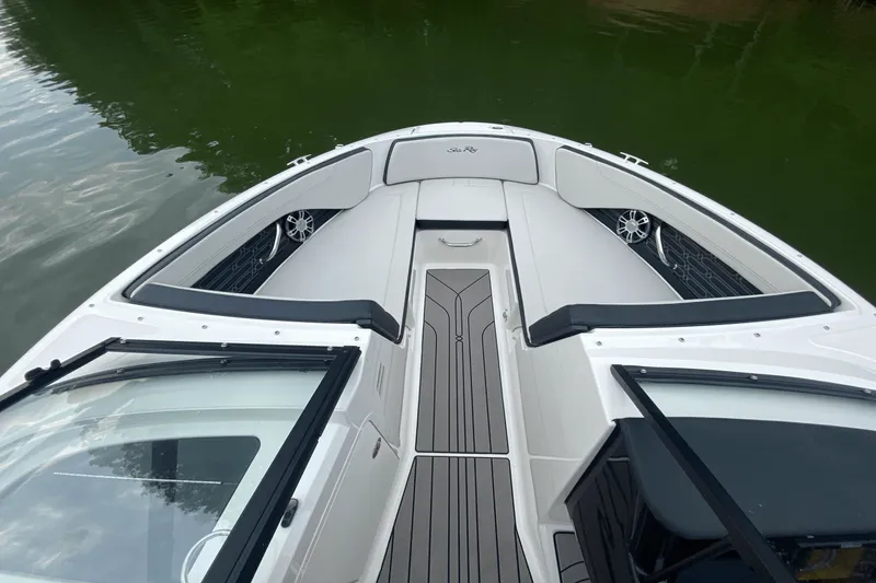 Slide: The Image of Sea Ray 210 SPX 2024 - 5