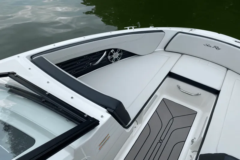 Slide: The Image of Sea Ray 210 SPX 2024 - 6