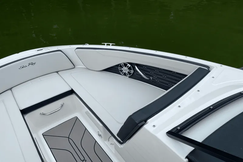 Slide: The Image of Sea Ray 210 SPX 2024 - 7