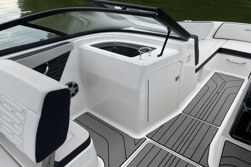 Slide: The Image of Sea Ray 210 SPX 2024 - 8