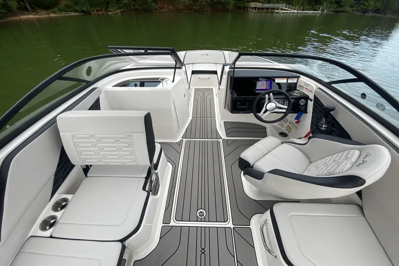 Slide: The Image of Sea Ray 210 SPX 2024 - 9