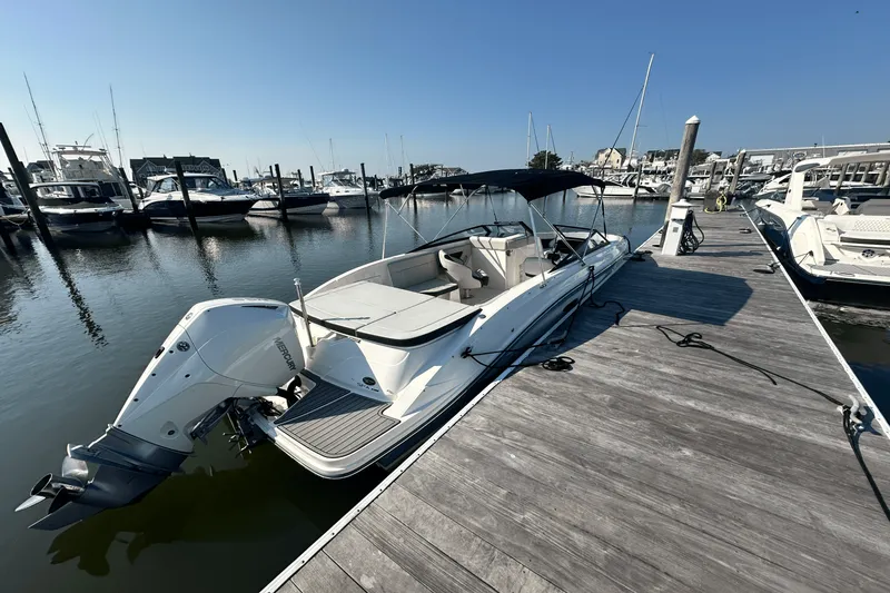 Slide: The Image of Sea Ray 230 SPX-OB 2022 - 8