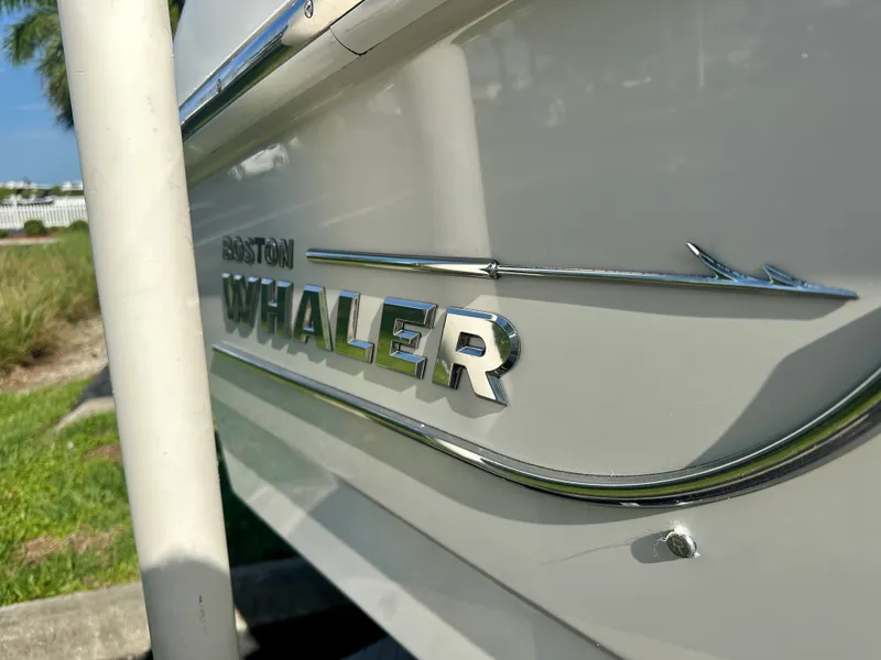 Slide: The Image of Boston Whaler 270 DAUNTLESS 2021 - 7