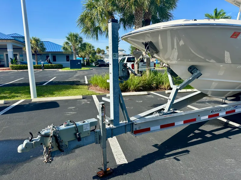 Slide: The Image of Boston Whaler 270 DAUNTLESS 2021 - 5