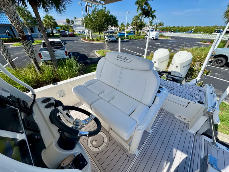 Slide: The Image of Boston Whaler 270 DAUNTLESS 2021 - 15