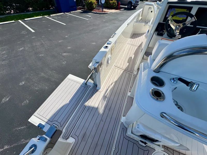 Slide: The Image of Boston Whaler 270 DAUNTLESS 2021 - 13