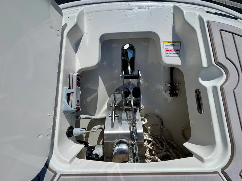 Slide: The Image of Boston Whaler 270 DAUNTLESS 2021 - 19