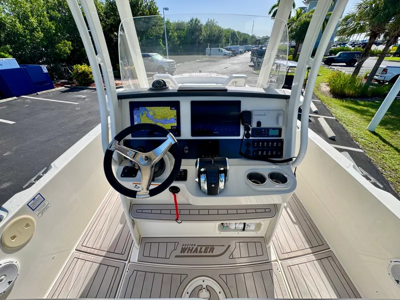 Slide: The Image of Boston Whaler 270 DAUNTLESS 2021 - 14