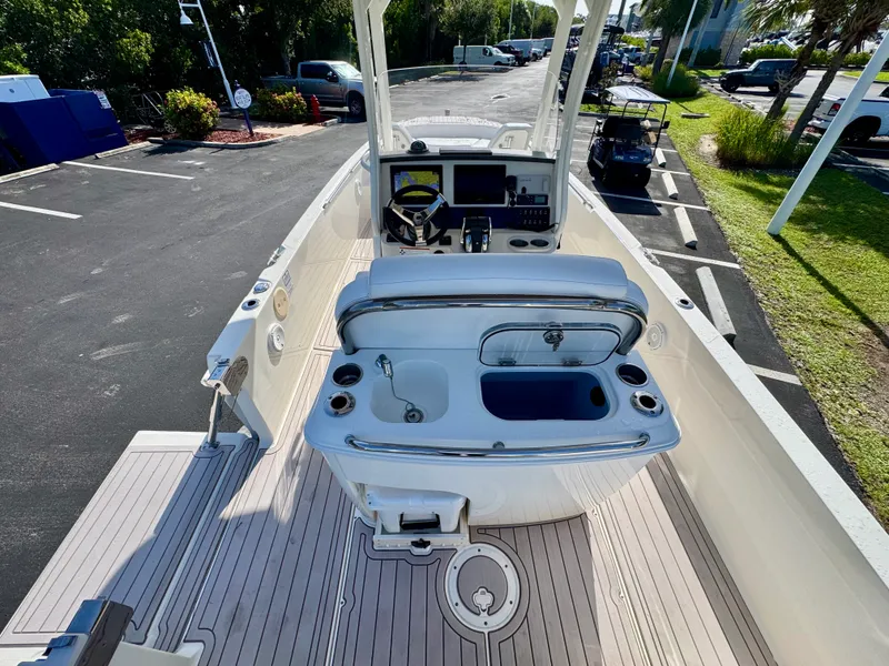 Slide: The Image of Boston Whaler 270 DAUNTLESS 2021 - 12