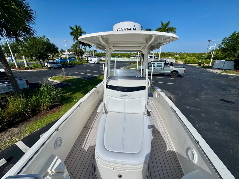 Slide: The Image of Boston Whaler 270 DAUNTLESS 2021 - 16