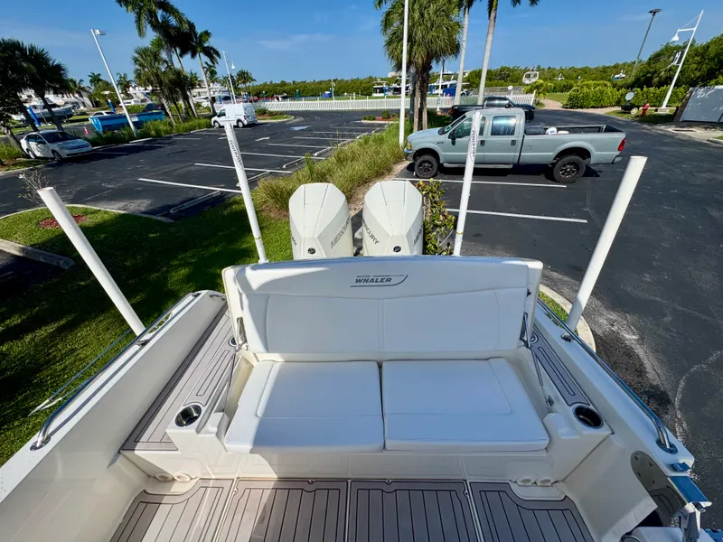 Slide: The Image of Boston Whaler 270 DAUNTLESS 2021 - 11