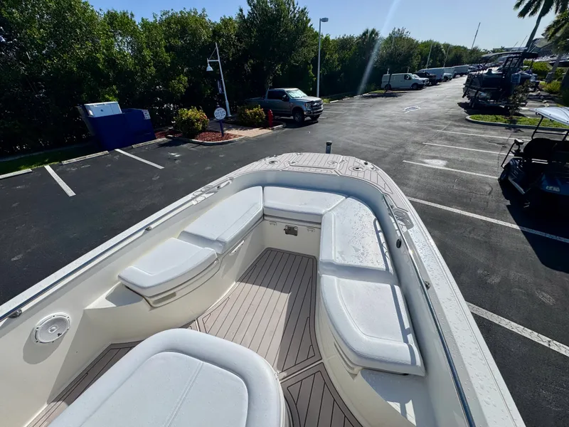 Slide: The Image of Boston Whaler 270 DAUNTLESS 2021 - 18
