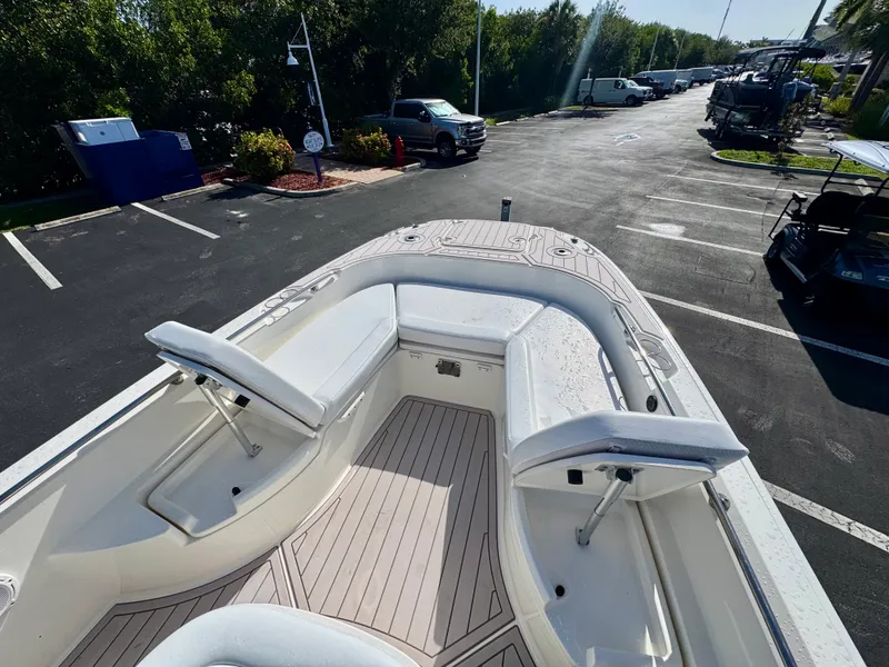 Slide: The Image of Boston Whaler 270 DAUNTLESS 2021 - 17