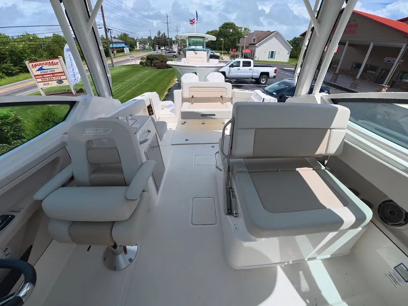Slide: The Image of Boston Whaler 280 Vantage 2026 - 12