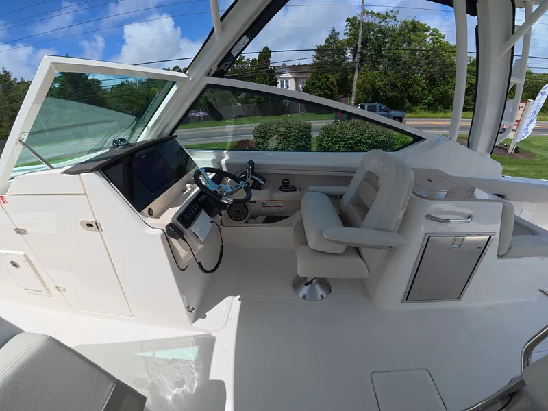 Slide: The Image of Boston Whaler 280 Vantage 2026 - 14