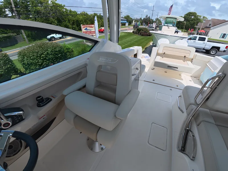 Slide: The Image of Boston Whaler 280 Vantage 2026 - 15
