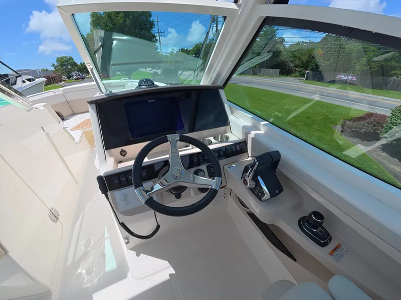Slide: The Image of Boston Whaler 280 Vantage 2026 - 17