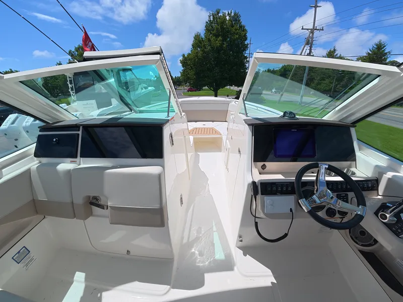 Slide: The Image of Boston Whaler 280 Vantage 2026 - 16