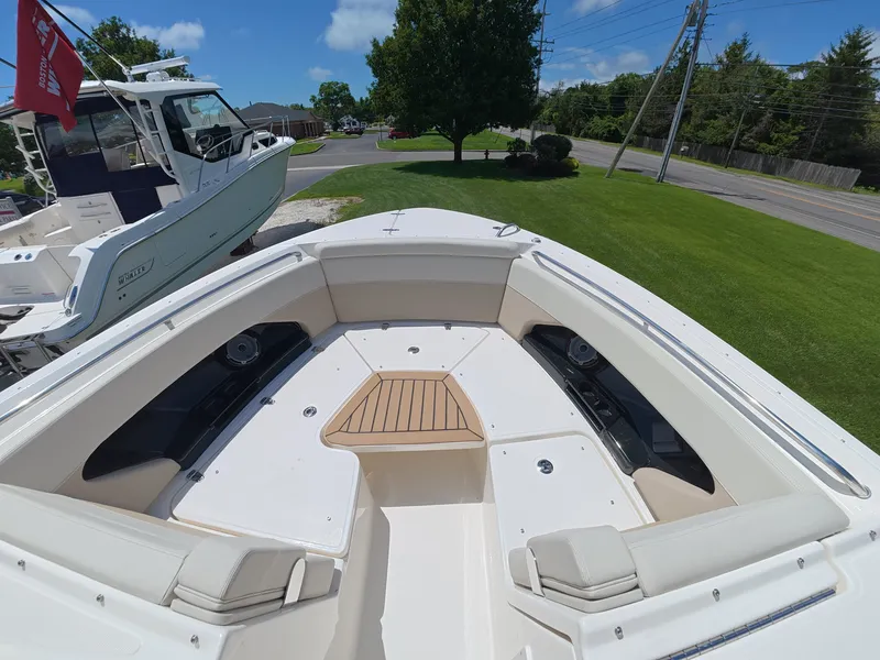 Slide: The Image of Boston Whaler 280 Vantage 2026 - 24