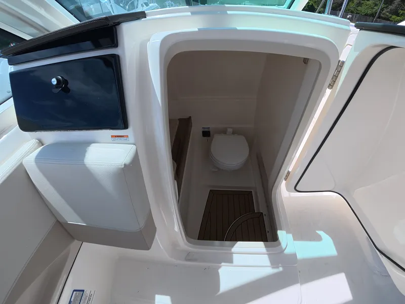 Slide: The Image of Boston Whaler 280 Vantage 2026 - 20