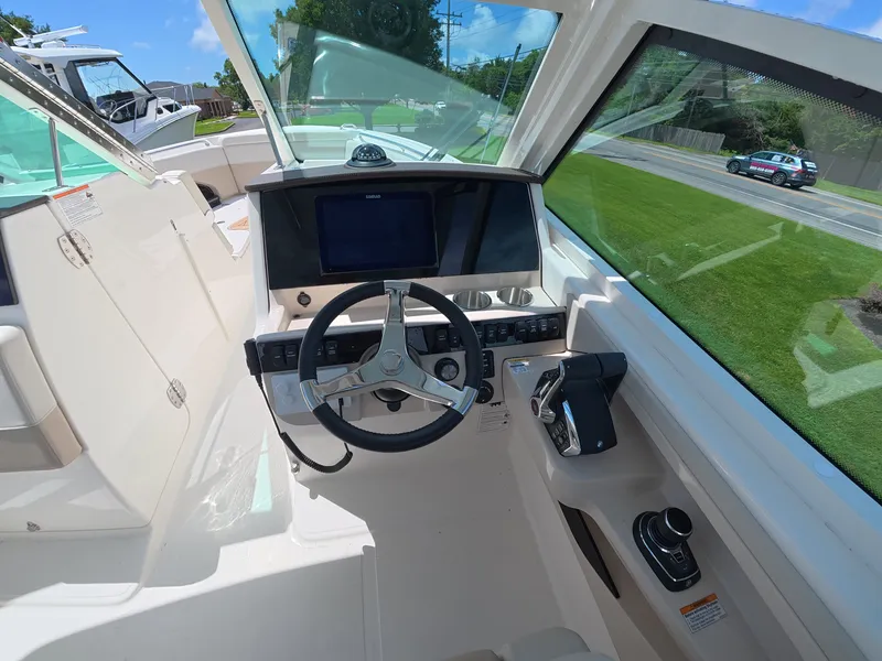 Slide: The Image of Boston Whaler 280 Vantage 2026 - 18