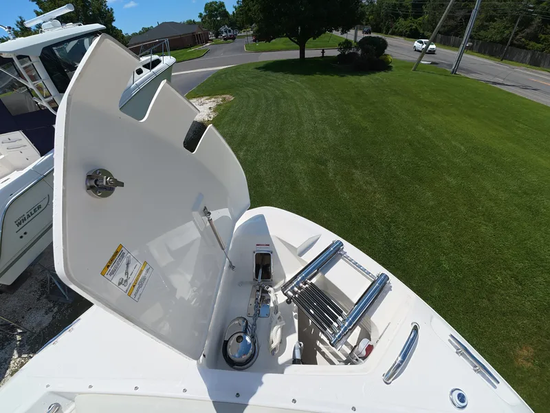 Slide: The Image of Boston Whaler 280 Vantage 2026 - 28