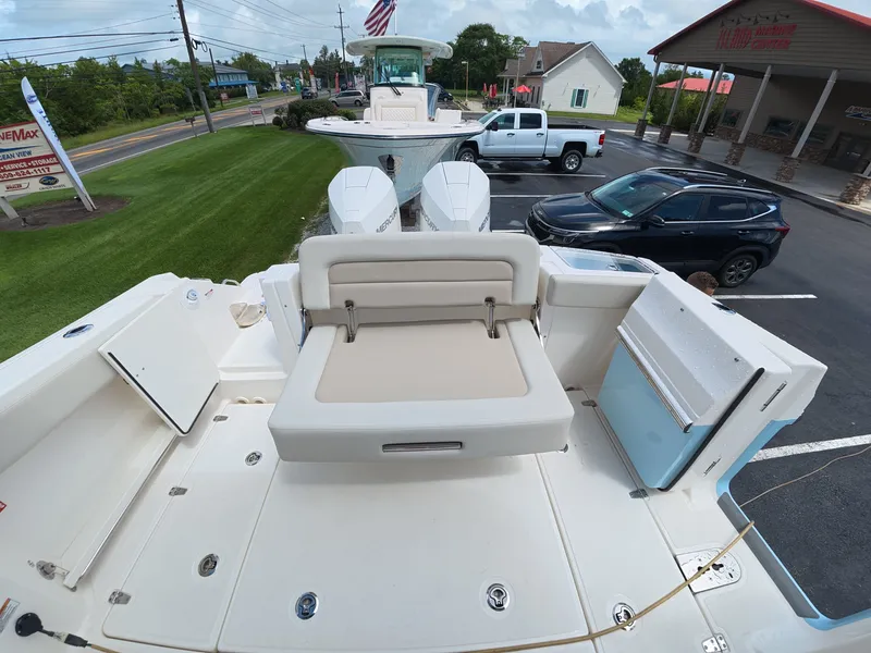 Slide: The Image of Boston Whaler 280 Vantage 2026 - 4