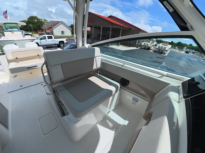 Slide: The Image of Boston Whaler 280 Vantage 2026 - 13
