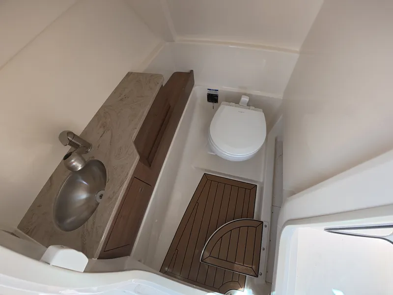 Slide: The Image of Boston Whaler 280 Vantage 2026 - 22