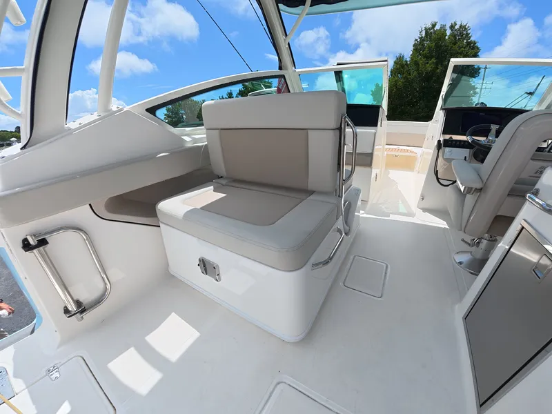 Slide: The Image of Boston Whaler 280 Vantage 2026 - 8