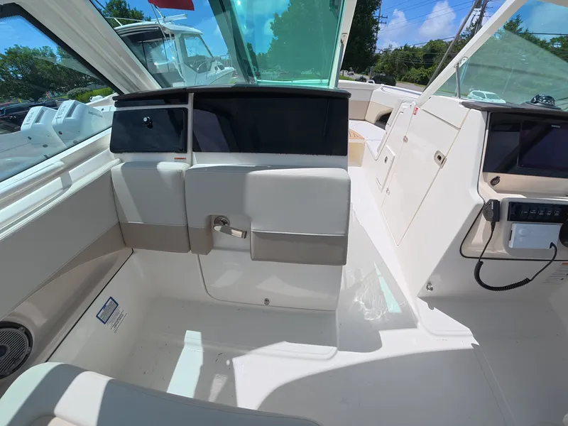 Slide: The Image of Boston Whaler 280 Vantage 2026 - 19