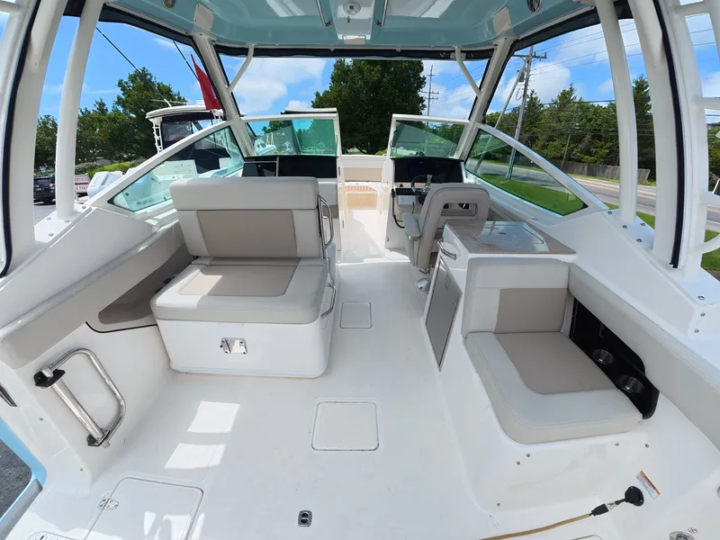 Slide: The Image of Boston Whaler 280 Vantage 2026 - 6