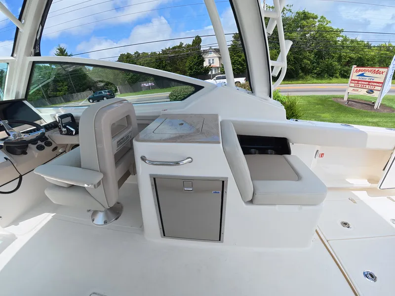Slide: The Image of Boston Whaler 280 Vantage 2026 - 9