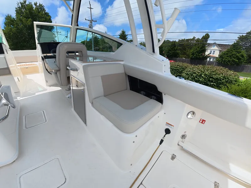 Slide: The Image of Boston Whaler 280 Vantage 2026 - 7