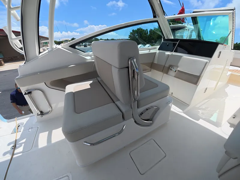 Slide: The Image of Boston Whaler 280 Vantage 2026 - 11