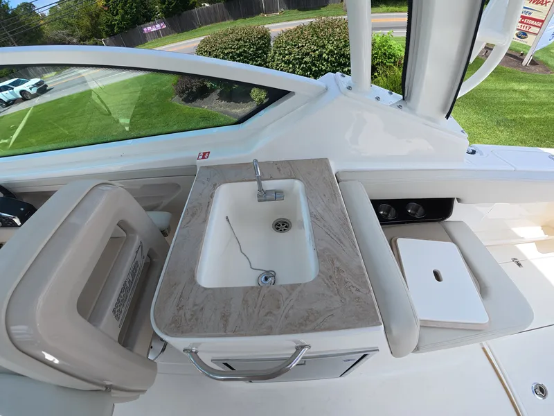 Slide: The Image of Boston Whaler 280 Vantage 2026 - 10