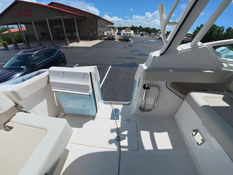 Slide: The Image of Boston Whaler 280 Vantage 2026 - 5