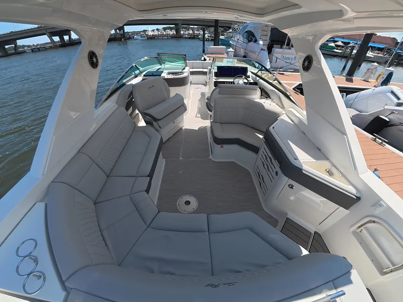 Slide: The Image of Sea Ray SLX 310 Outboard 2027 - 13