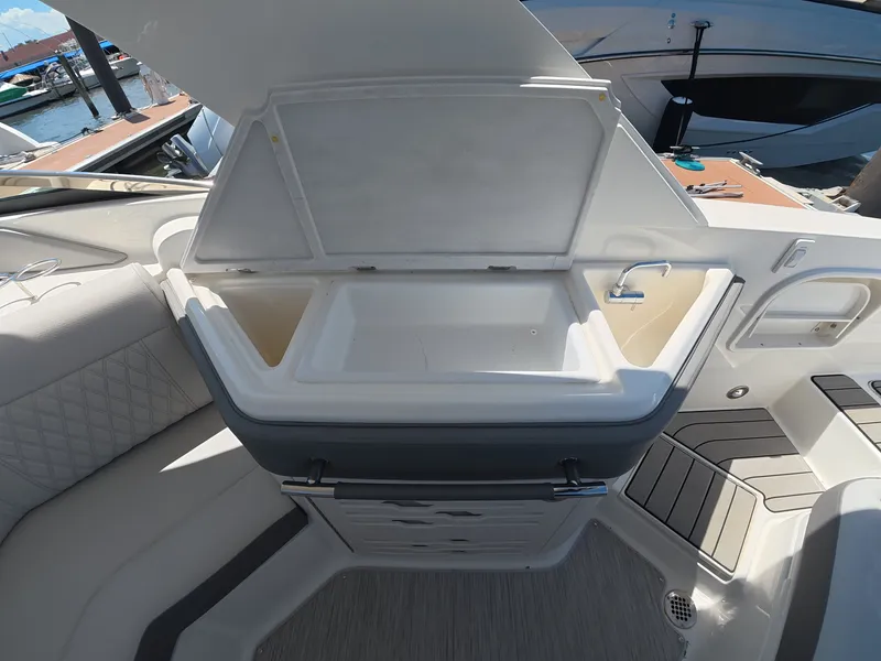 Slide: The Image of Sea Ray SLX 310 Outboard 2027 - 19