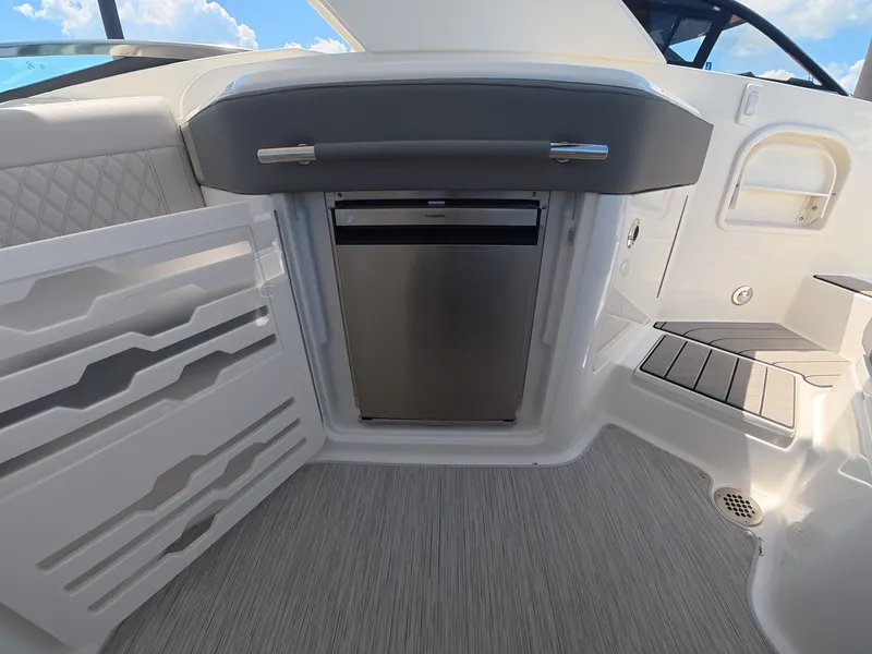 Slide: The Image of Sea Ray SLX 310 Outboard 2027 - 21