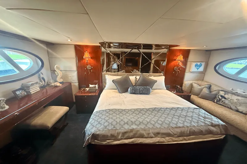 Slide: The Image of Lazzara Yachts 68 FLYBRIDGE 2005 - 23