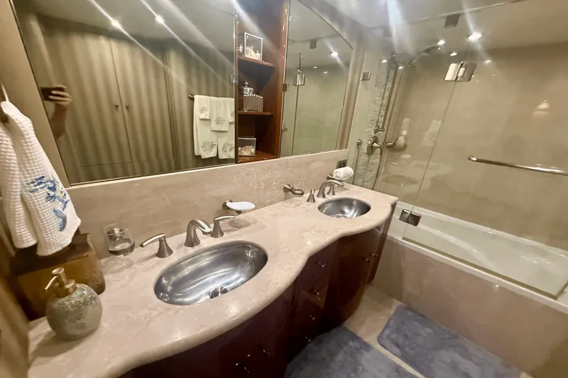 Slide: The Image of Lazzara Yachts 68 FLYBRIDGE 2005 - 27