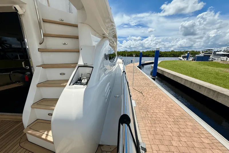 Slide: The Image of Lazzara Yachts 68 FLYBRIDGE 2005 - 7