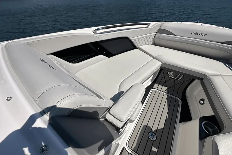 Slide: The Image of Sea Ray SLX 280 2025 - 10