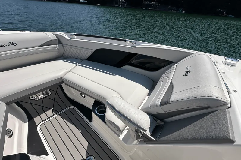 Slide: The Image of Sea Ray SLX 280 2025 - 11