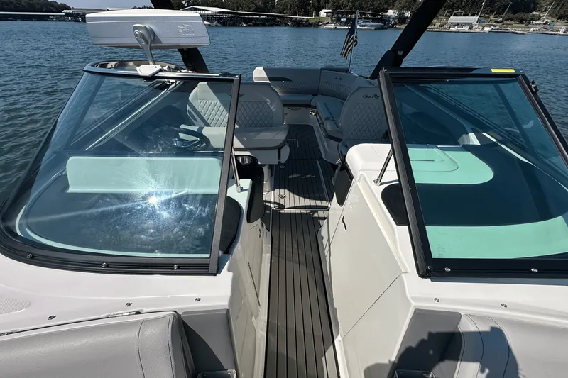 Slide: The Image of Sea Ray SLX 280 2025 - 13