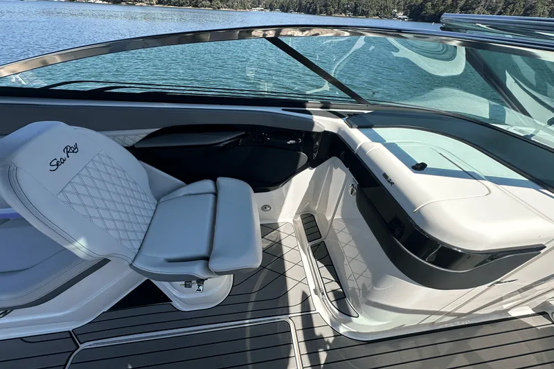 Slide: The Image of Sea Ray SLX 280 2025 - 15