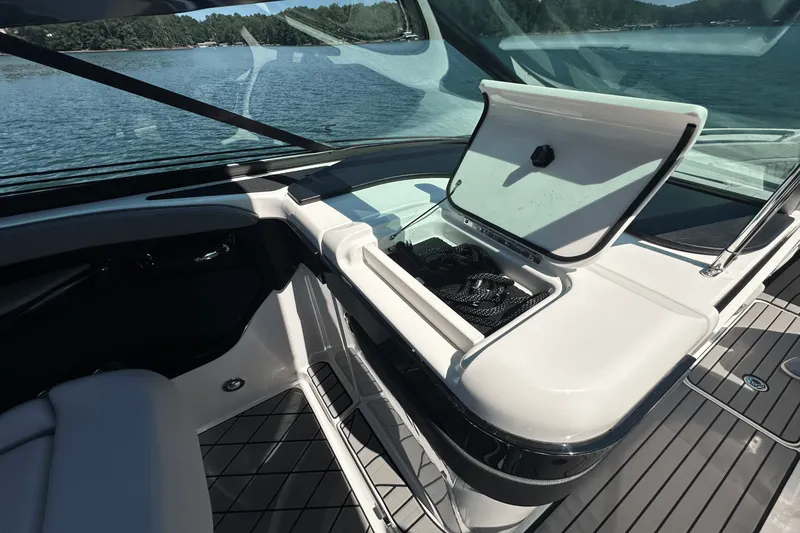 Slide: The Image of Sea Ray SLX 280 2025 - 16