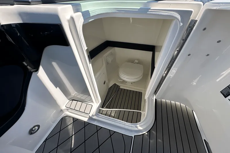 Slide: The Image of Sea Ray SLX 280 2025 - 17