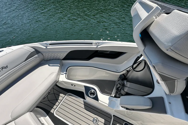 Slide: The Image of Sea Ray SLX 280 2025 - 18